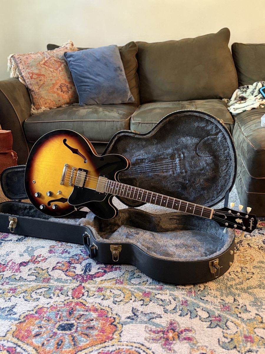 ES-335 Semi Hollow Guitar with Hardcase Epiphone inspired by Gibson