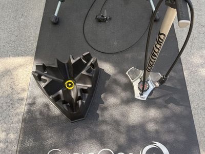 TechMag Blackburn trainer with front wheel riser and presta valve pump