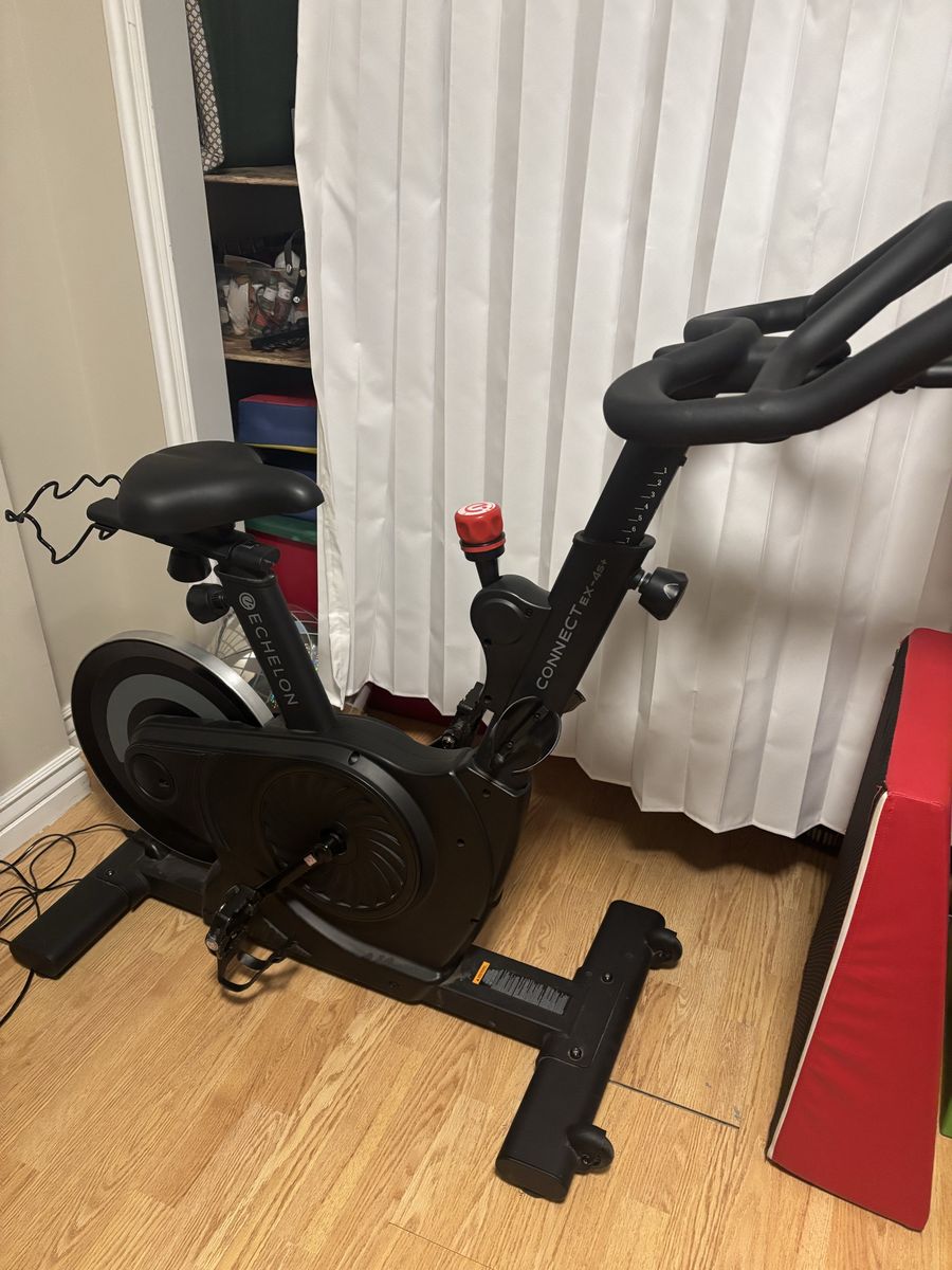 Echelon bike with screen