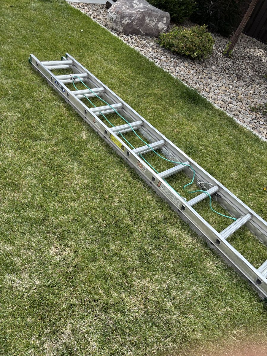 Werner D1200-2 Extension Ladder - Aluminum, Type II 225 lbs Duty Rating