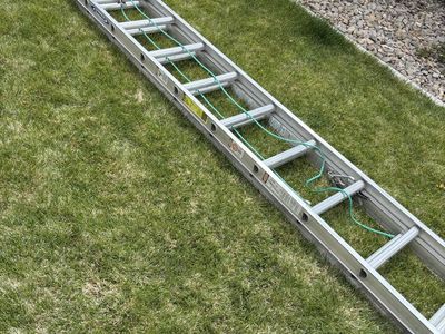 Werner D1200-2 Extension Ladder - Aluminum, Type II 225 lbs Duty Rating