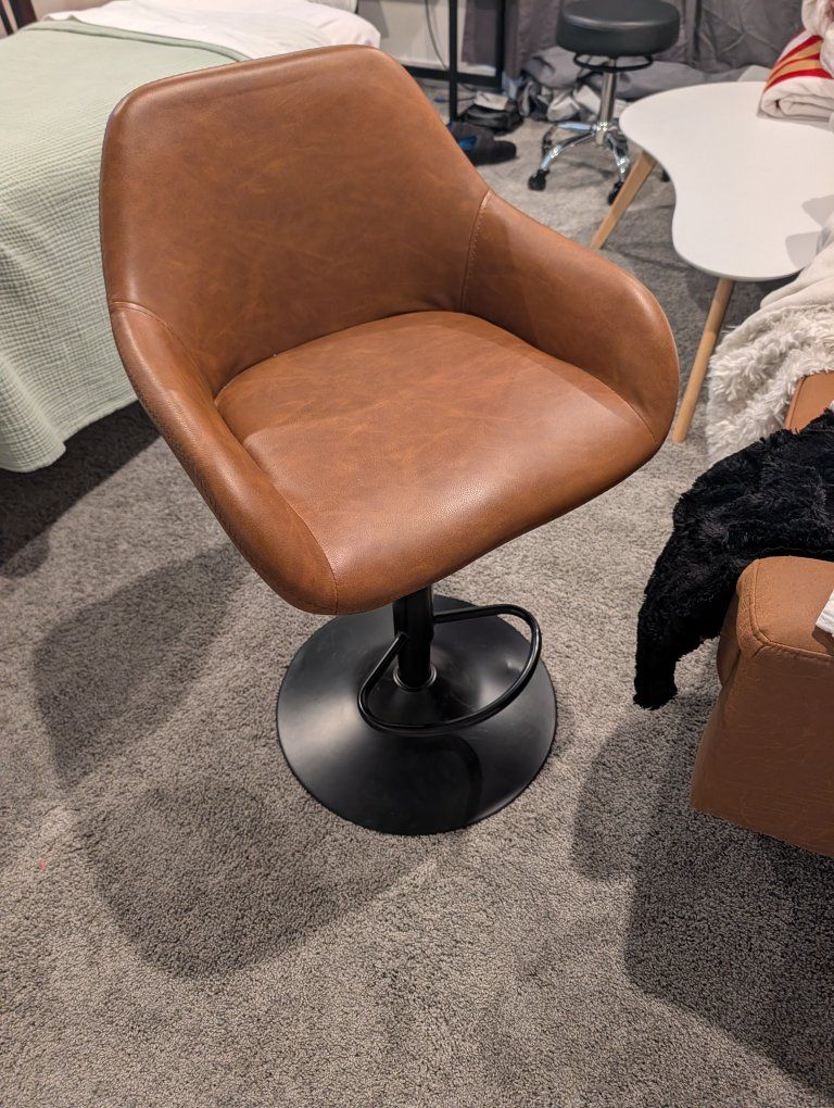 2 barstools