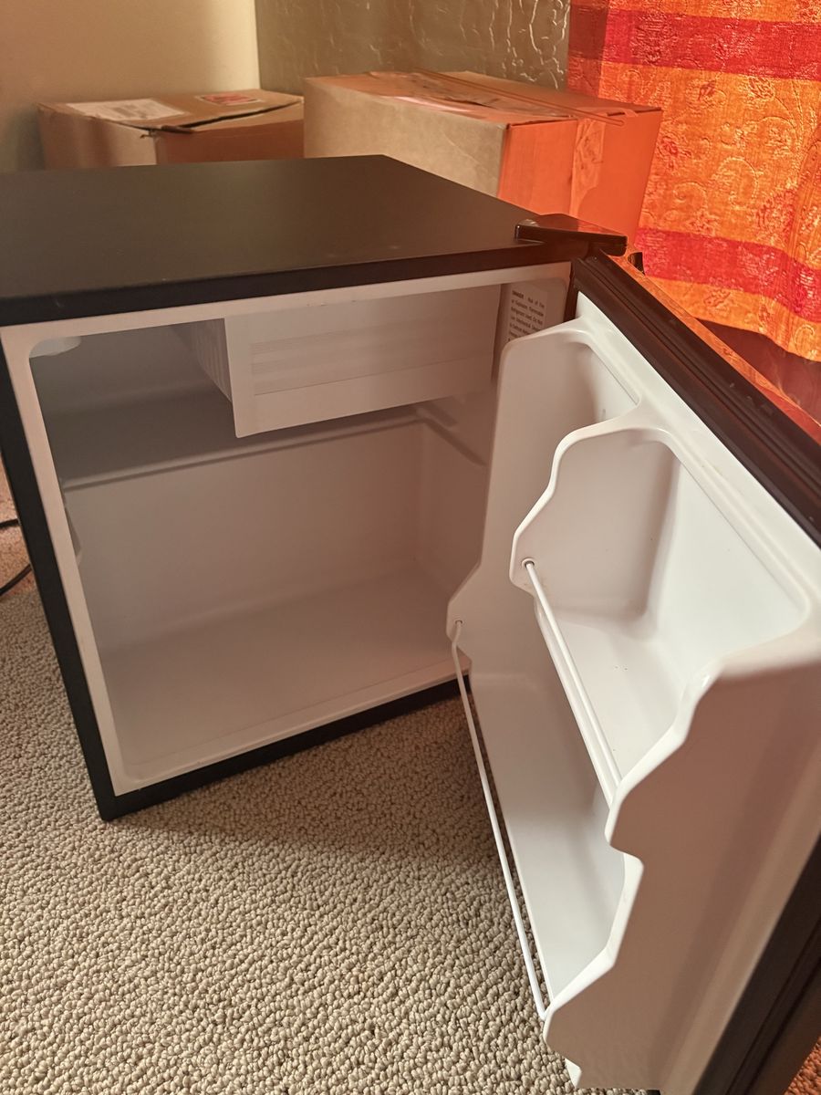 Compact Black 1.7 Cubic Ft Dormitory Refrigerator Single Door