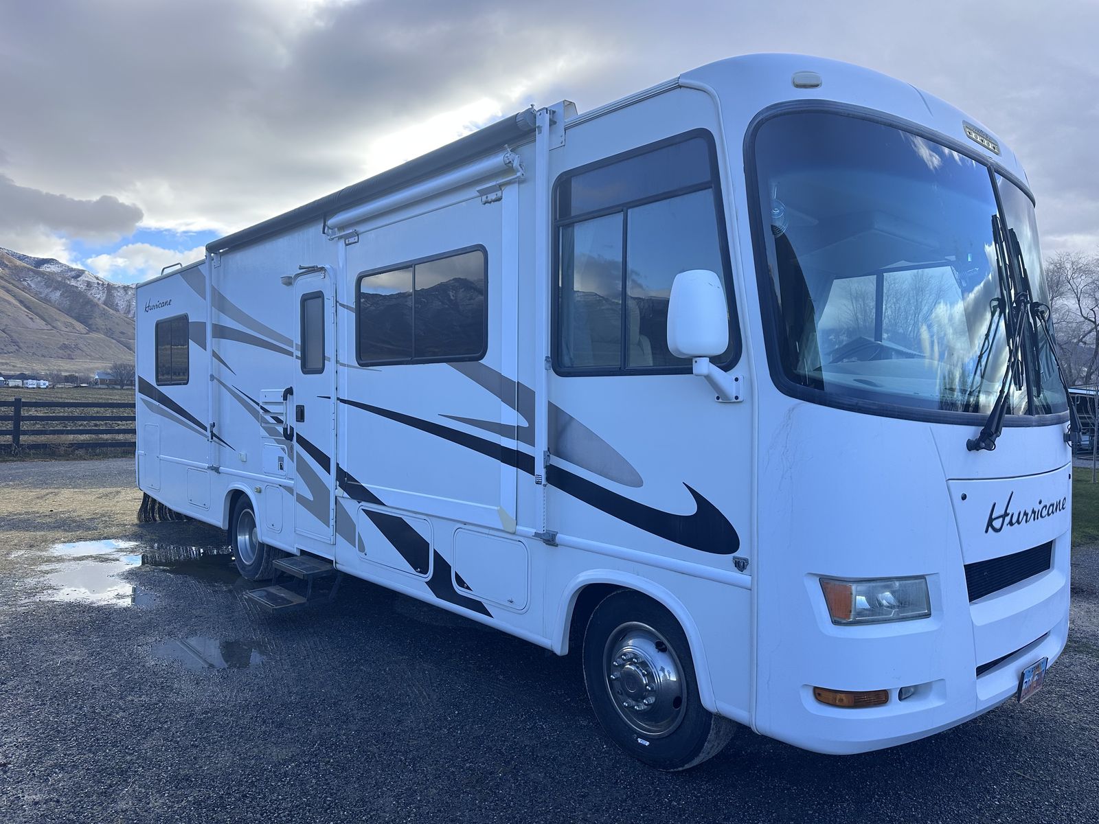 Ford Hurricane 32 Foot  V 10 2007 20 K Miles