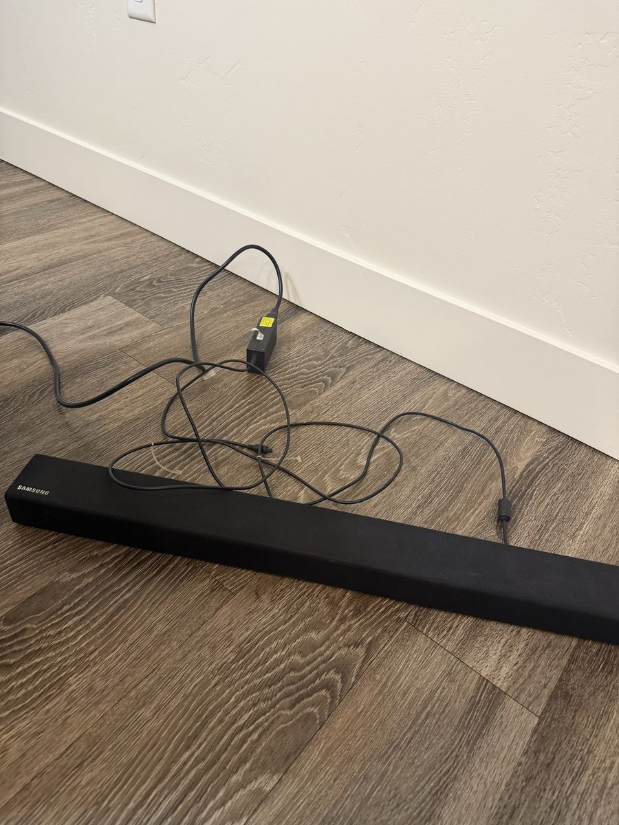 Samsung Soundbar - Sleek Black Design