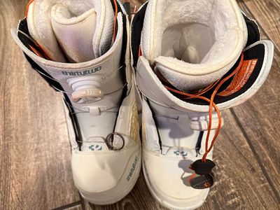 Womens Size 7 Snowboard Boots