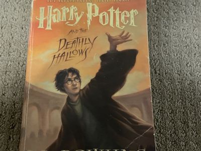 Harry Potter and the Deathly Hallows by J.K. Rowling - Scholastic Edition