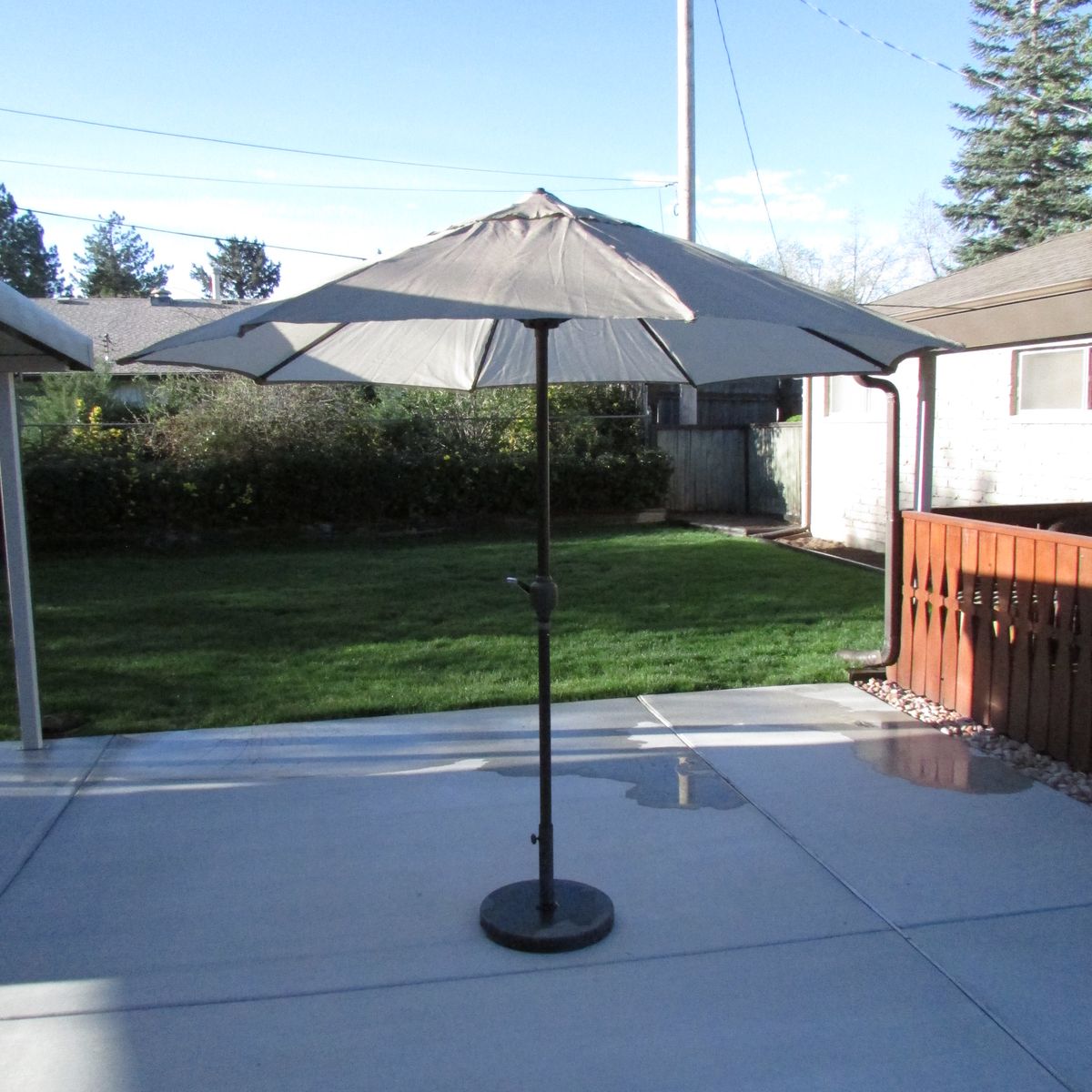 New HD Designs 9 ft Umbrella W/Heavy Granite Base
