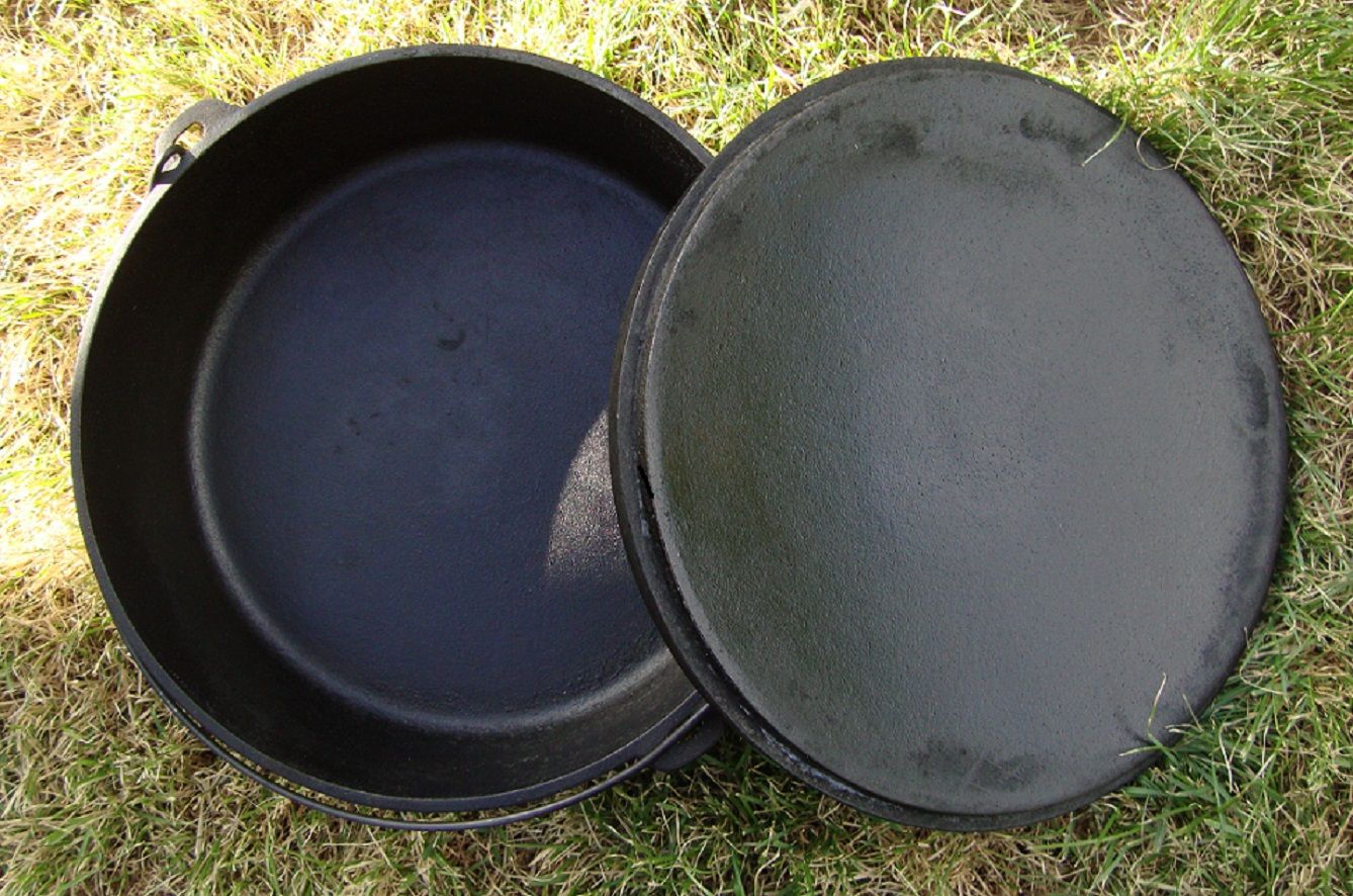 LODGE Dutch Oven 14" Cast Iron Kettle with Lid and Bag