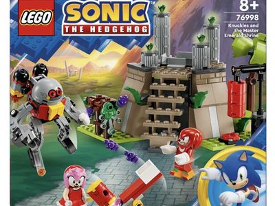 LEGO Sonic the Hedgehog Knuckles vs the Master Emerald Shrine 76998