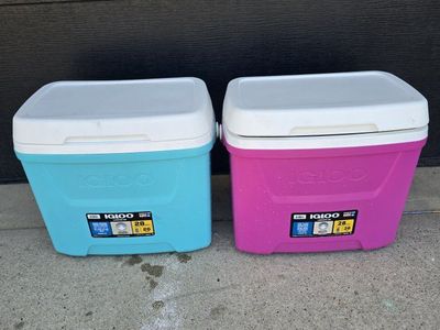 2x Igloo Laguna 28-Quart Coolers – Pink & Aquamarine