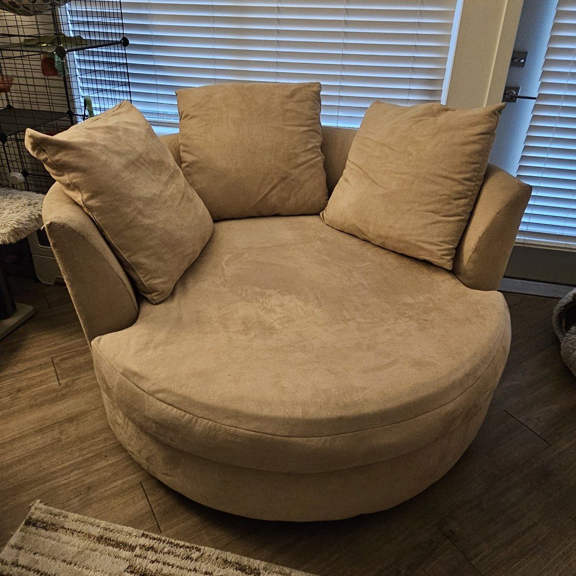 Swivel circle chair