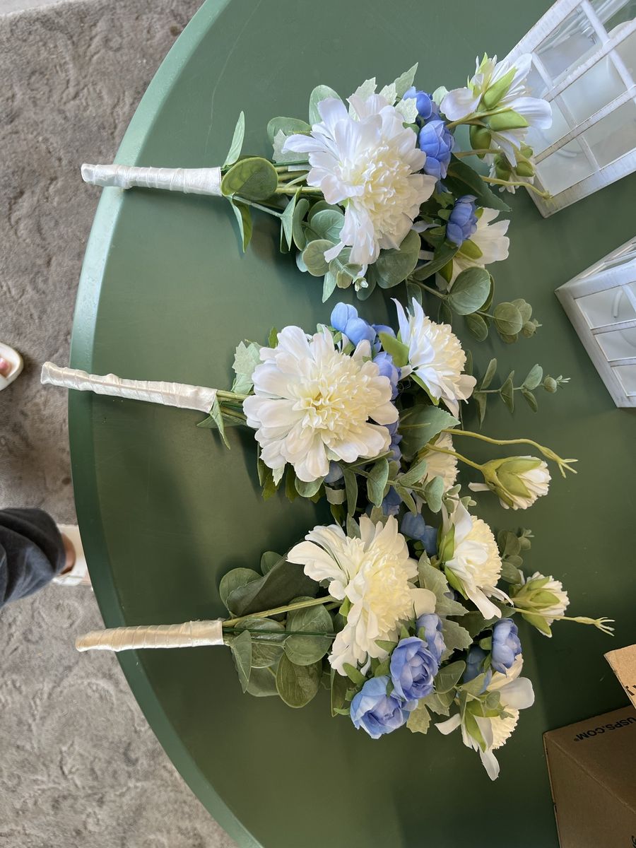 3 bridesmaid bouquets