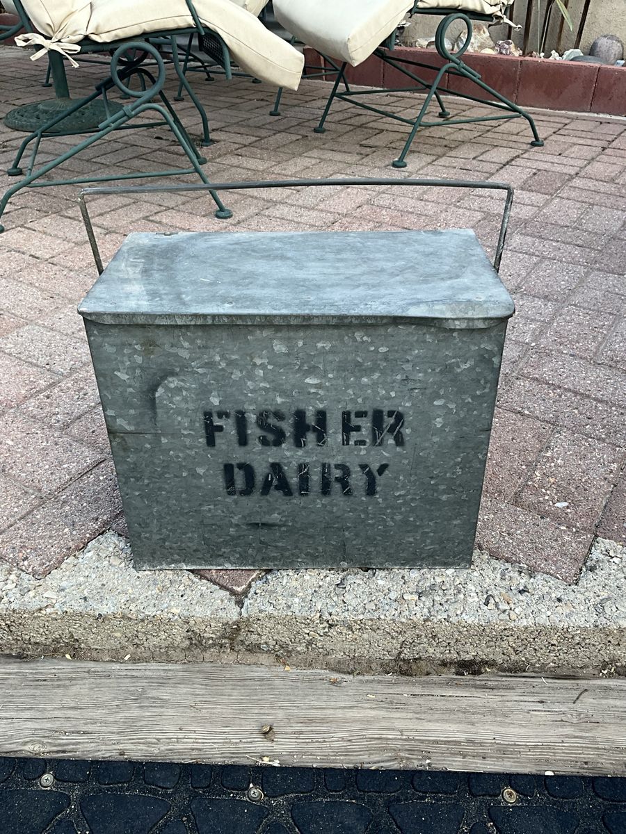 FISHER DAIRY milk box vintage.