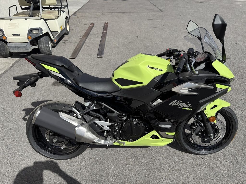 2026 Kawasaki Ninja® 500 ABS Metallic Matte Twilig