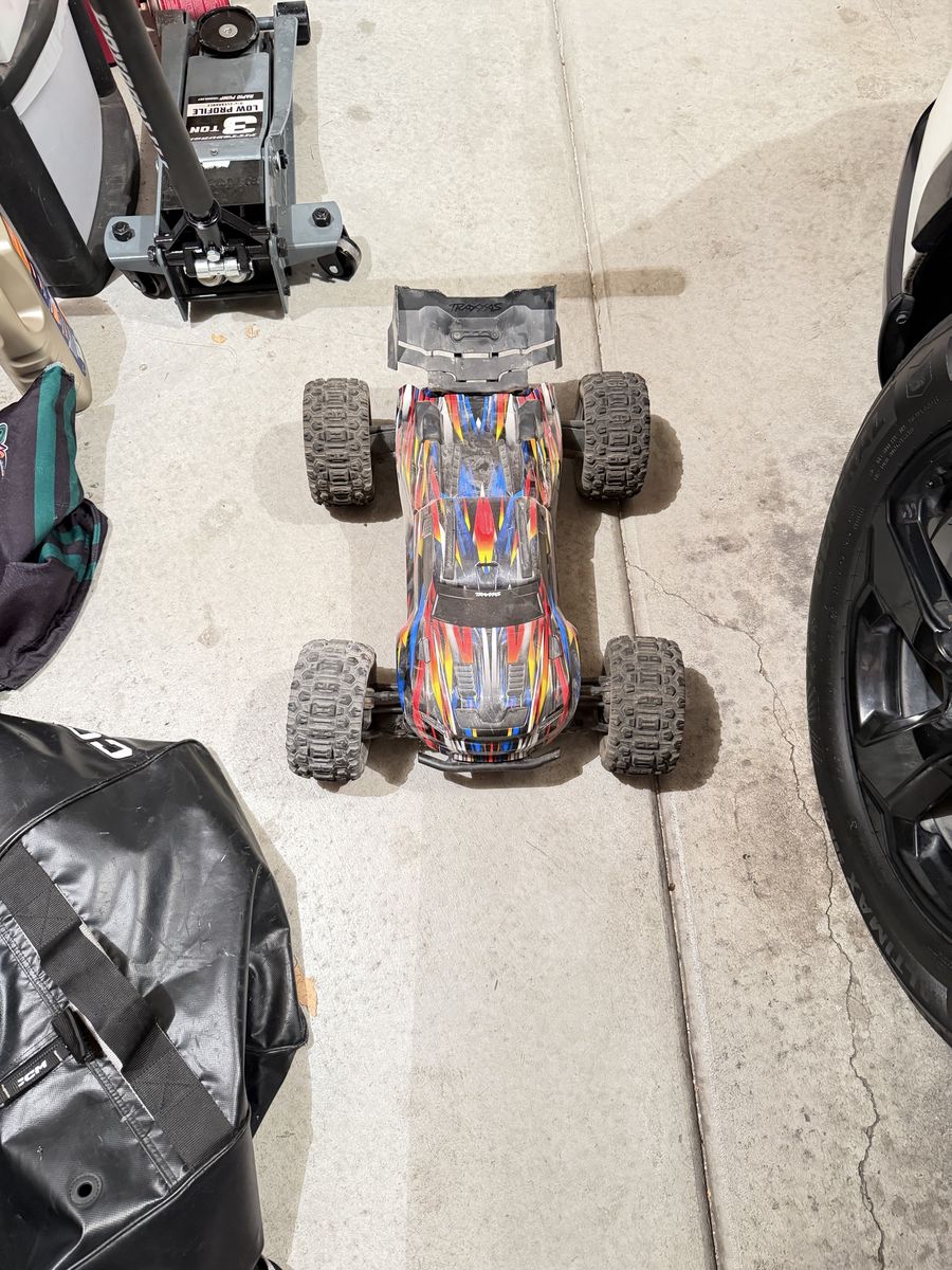 Traxxas sledge 4 x 4, VXL 6s with battery’s and charger
