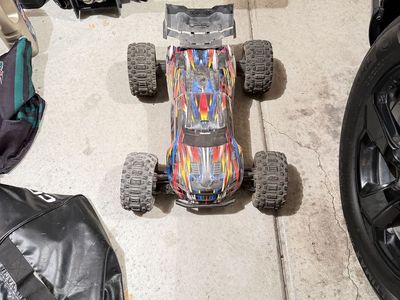 Traxxas sledge 4 x 4, VXL 6s with battery’s and charger