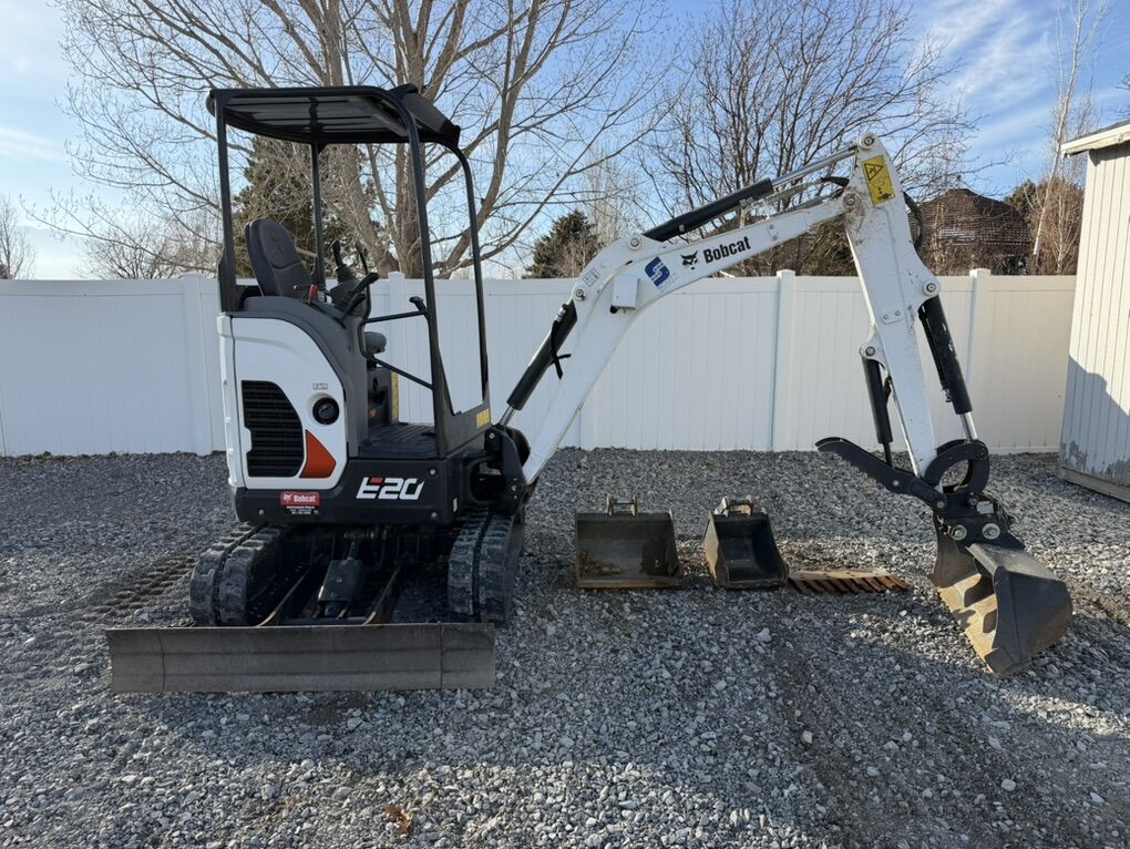 Bobcat E20 mini excavator + buckets