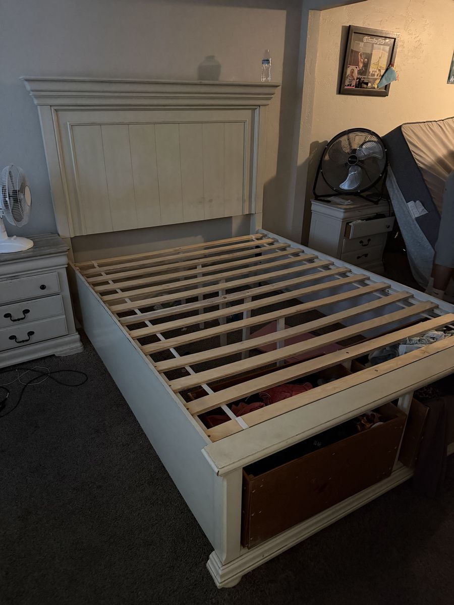 FREE———White Wooden Platform Bed Frame with Headboard and Built-in Storage Drawers