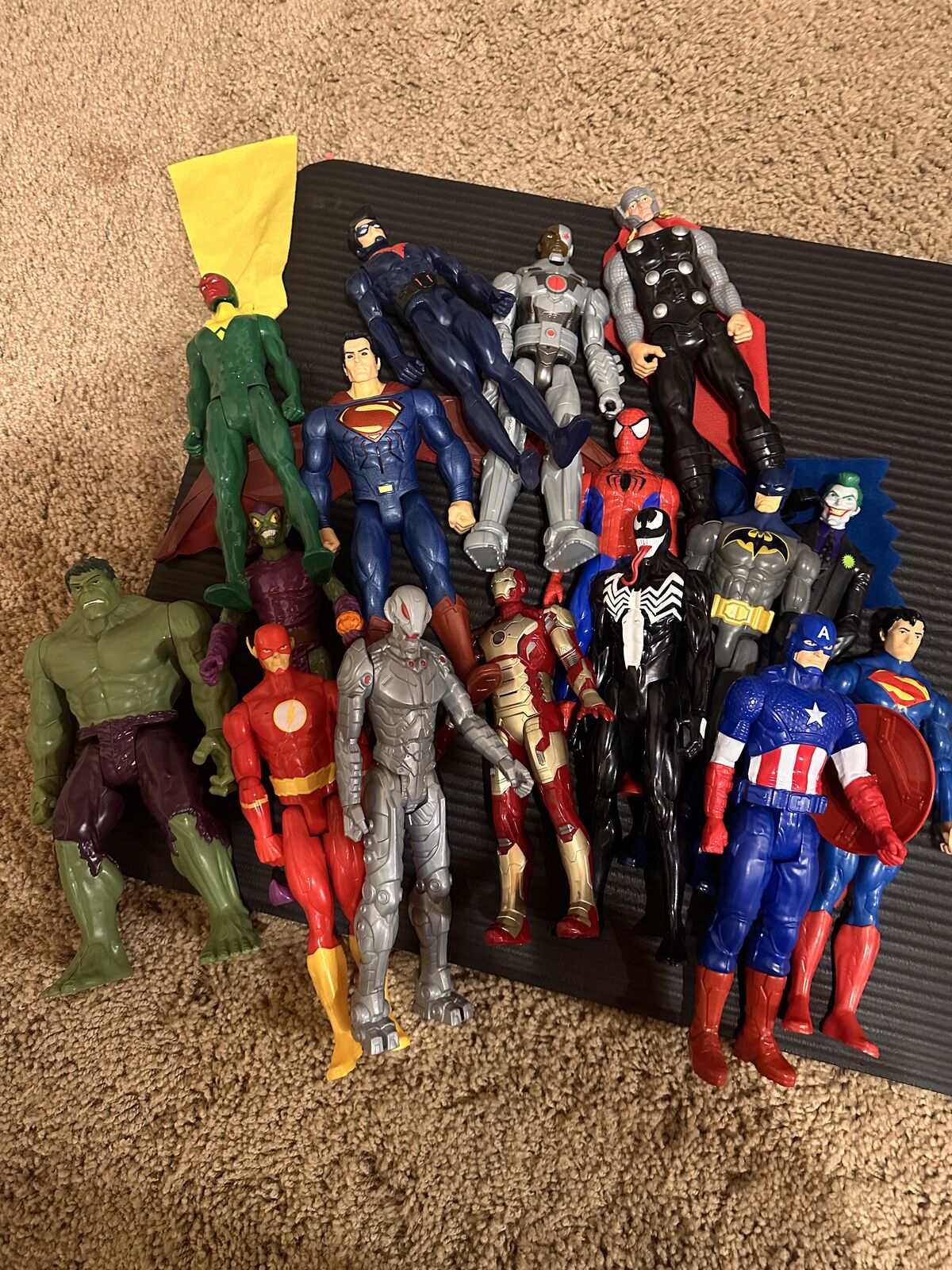 Lot of 16 action figures