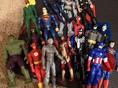 Lot of 16 action figures