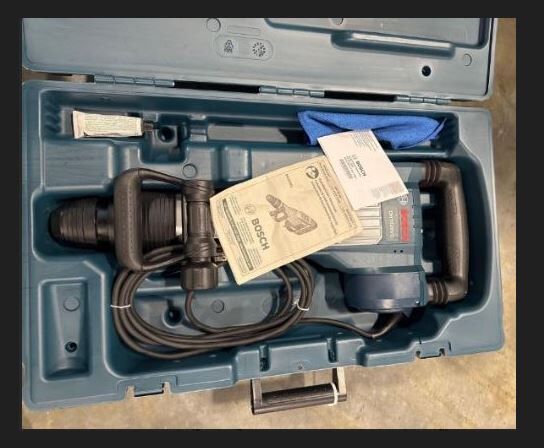 NEW Bosch 15amp Demolition hammer, DH1020 VC, with hard case.