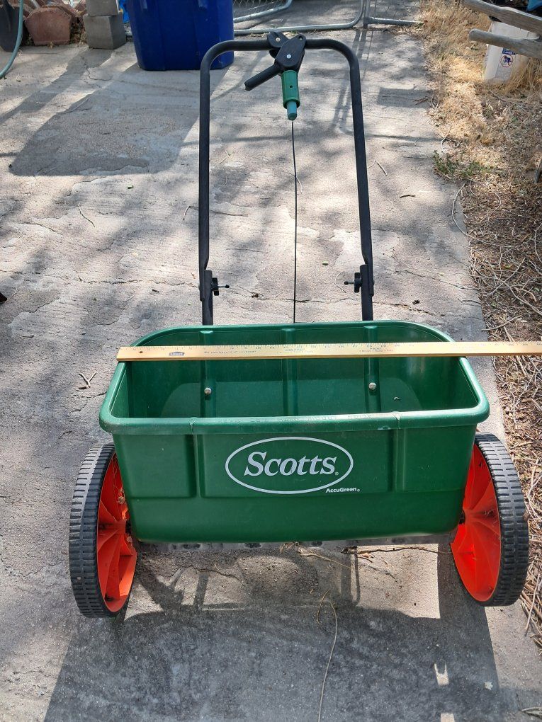 Scotts AccuGreen 3000 Broadcast Spreader - Green/Orange, Used