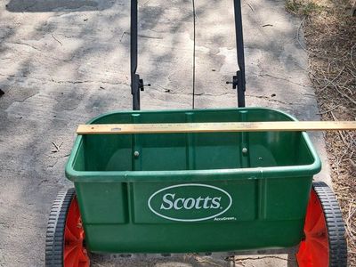 Scotts AccuGreen 3000 Broadcast Spreader - Green/Orange, Used