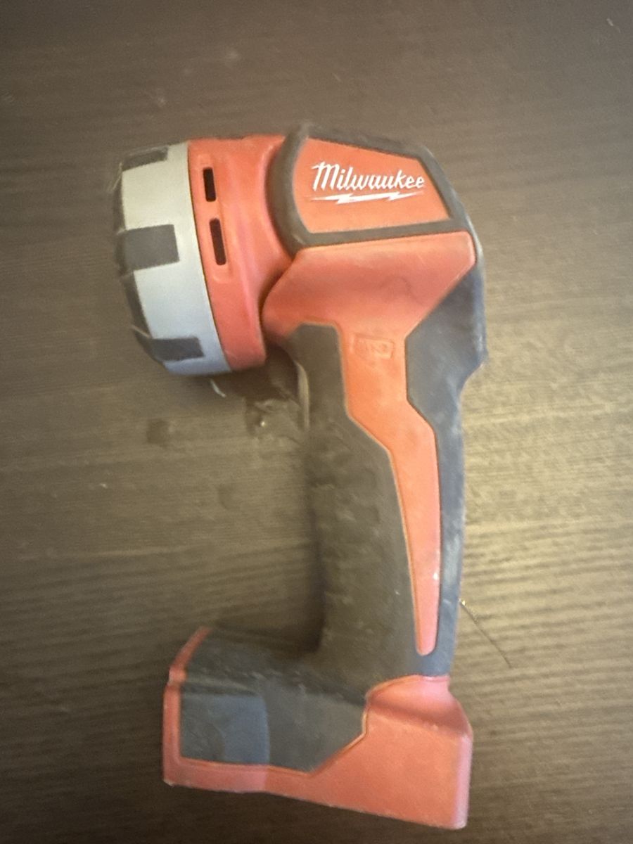 Milwaukee M12 LED Work Light - Compact, Cordless Handheld Light