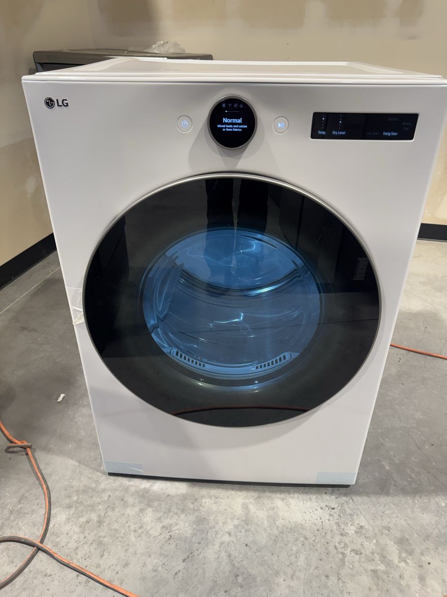 New scratch and dentLG 7.4cu.ft. Mega Capacity Smart Front Load GAS dryer