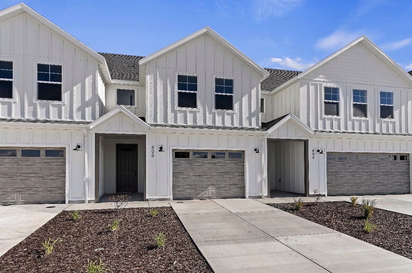New Townhome w/back yard for rent