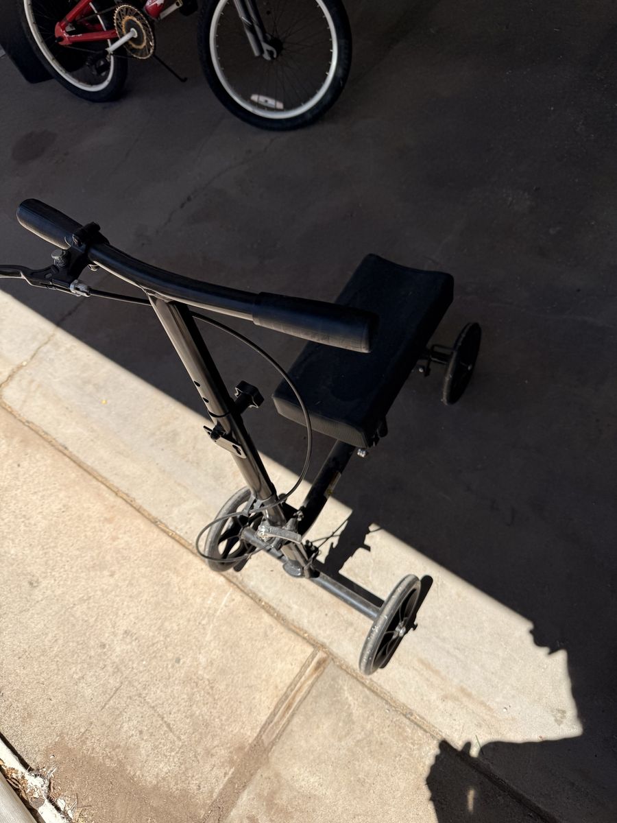 Knee scooter