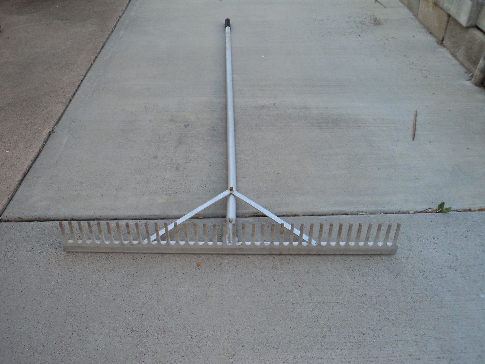True Temper--36" Aluminum Landscape Rake