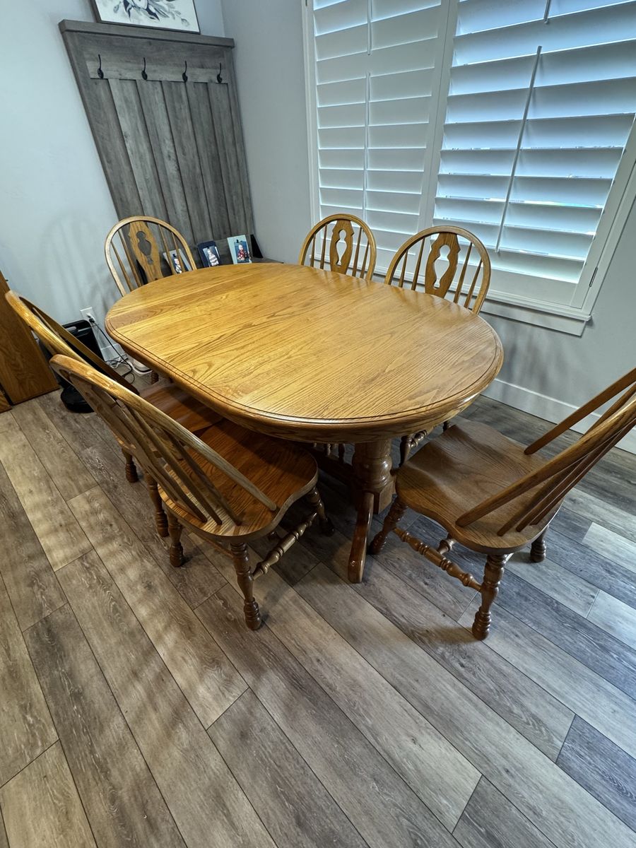 Solid oak dining table with 4 leafs and 6 chairs