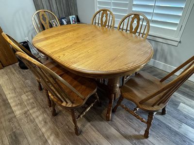 Solid oak dining table with 4 leafs and 6 chairs