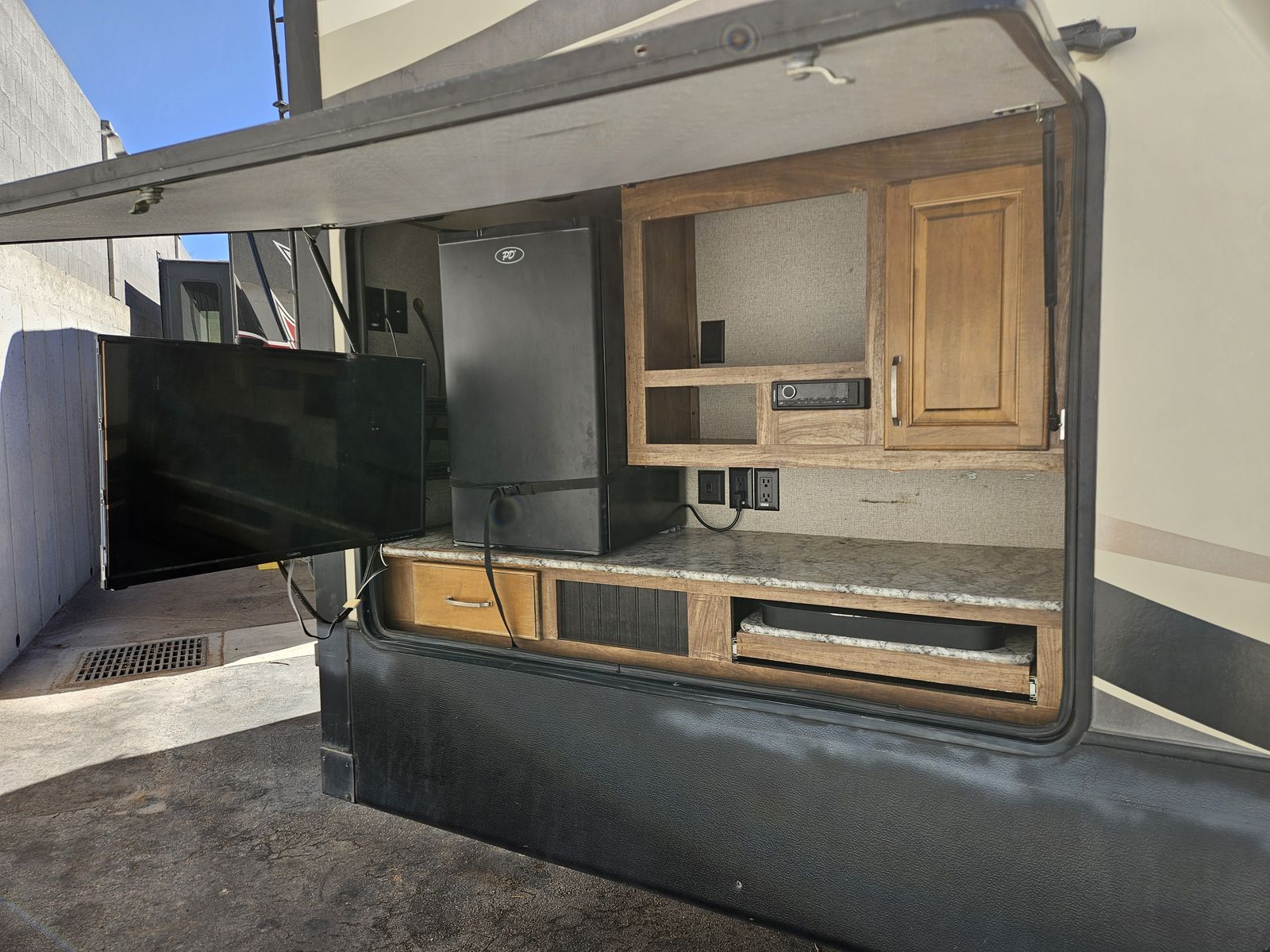 Main image 4