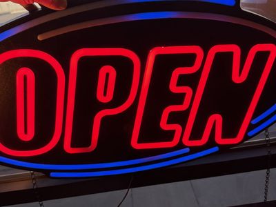 Flashing Falon open Sign