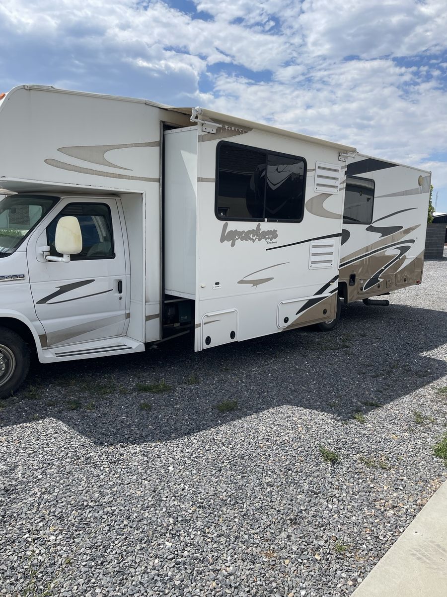 2006 Ford E-450 and Econoline 450 