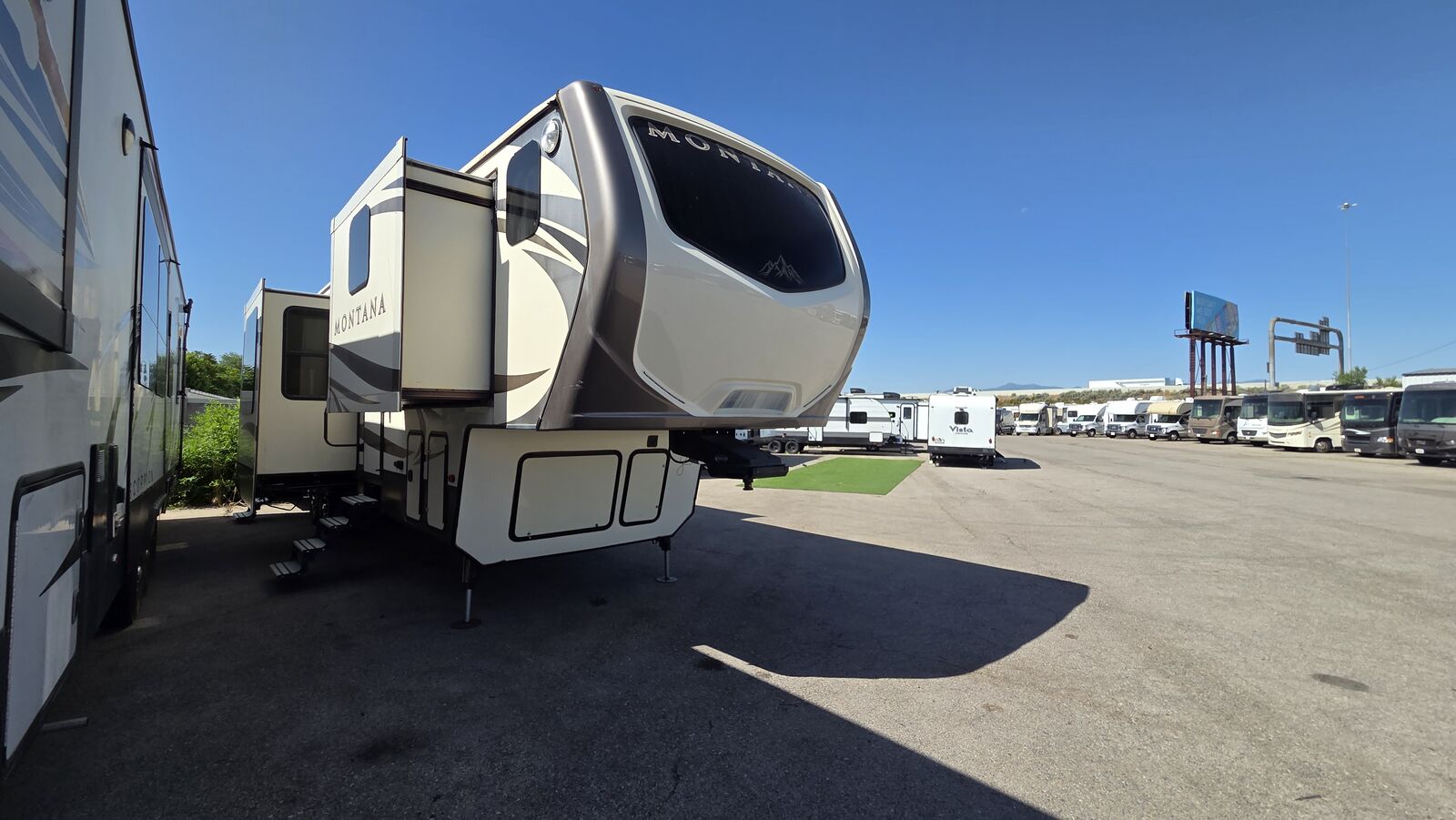 2016 Keystone RV Montana 3820FK 5 SLIDES AND FRONT KITCHEN MODEL