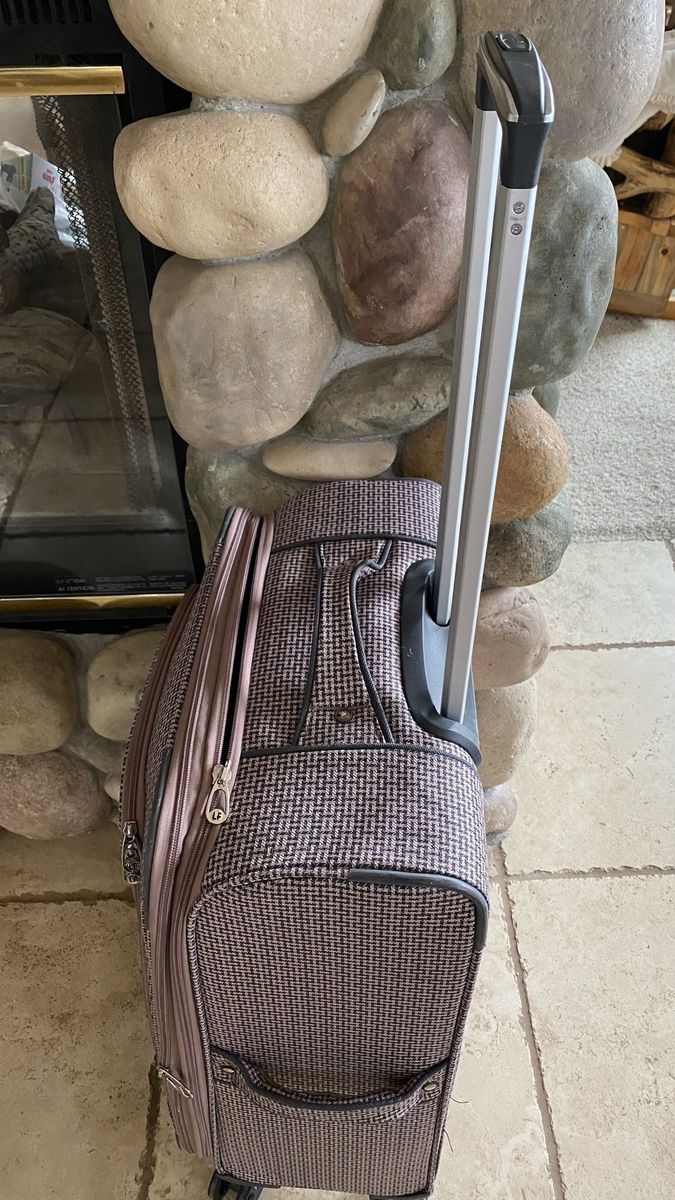 London fog, pink suitcase, great condition, measurements and description. Smaller suitcase is $30