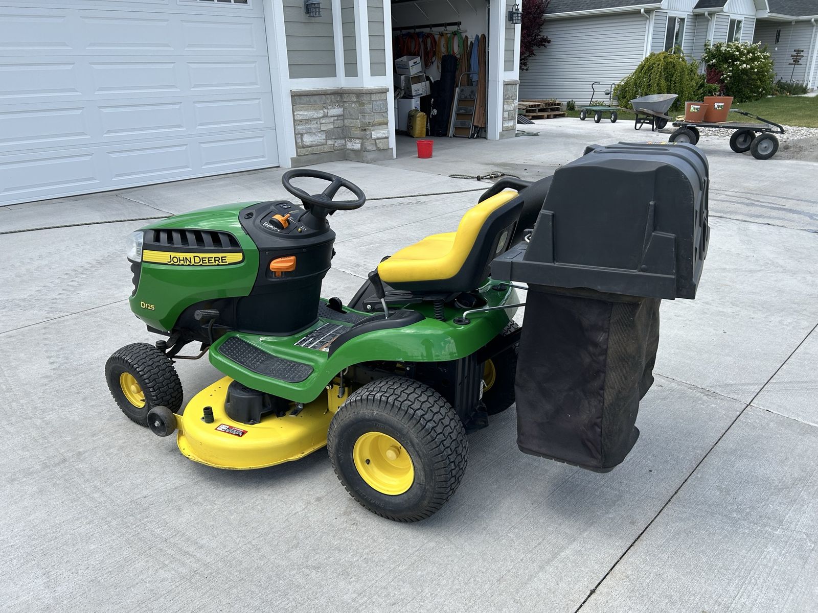 John Deere D125 riding mower