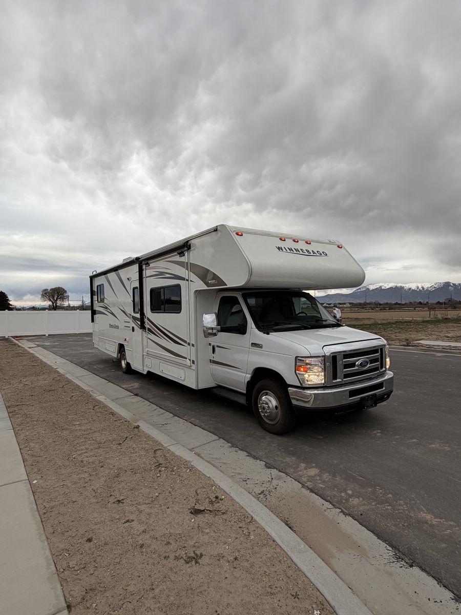 Winnebago Minnie Winnie 2018 Class C 31G Motorhome 33’ with 3 SlideOuts!!