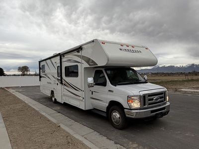 Winnebago Minnie Winnie 2018 Class C 31G Motorhome 33’ with 3 SlideOuts!!
