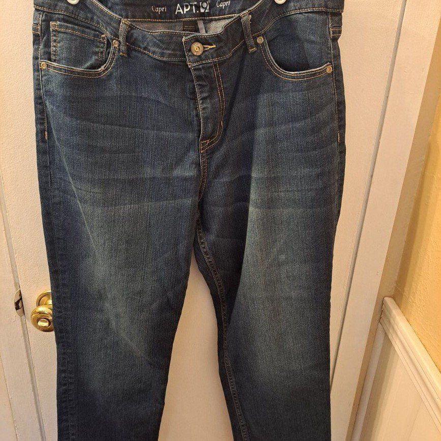 Cute womens Apt 9 brand capri jeans