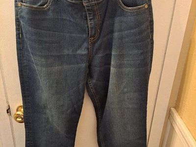 Cute womens Apt 9 brand capri jeans