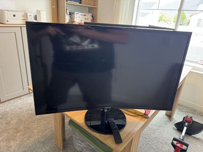Samsung 32 “ curved monitor with built in speakers