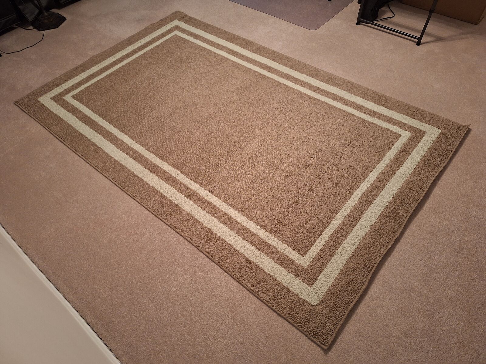 Area Rug 5' x 8'