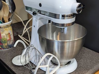 KitchenAid Classic Series 4.5 Quart Tilt-Head White Stand Mixer K45SS