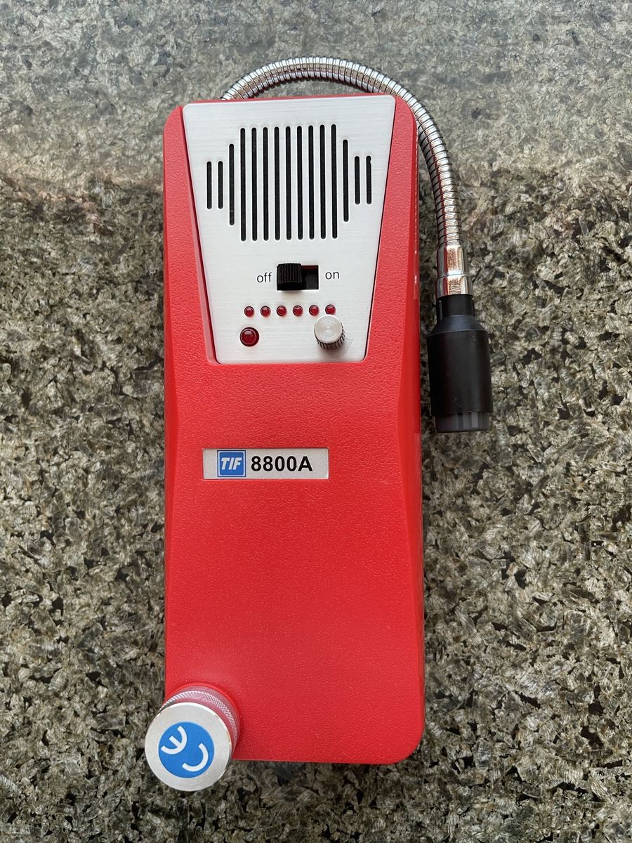 TIF 8800A Combustible Gas Detector with Flexible 12" Wand & Rechargeable Batteries