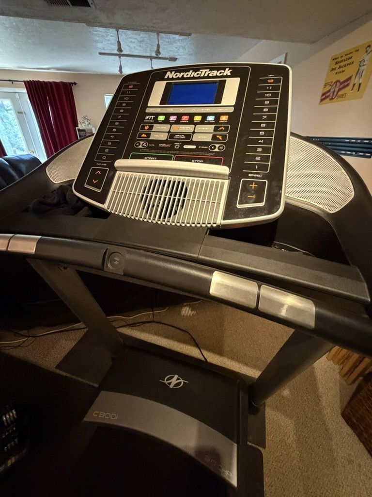 Lightly used NordicTrack C900i treadmill in very good condition